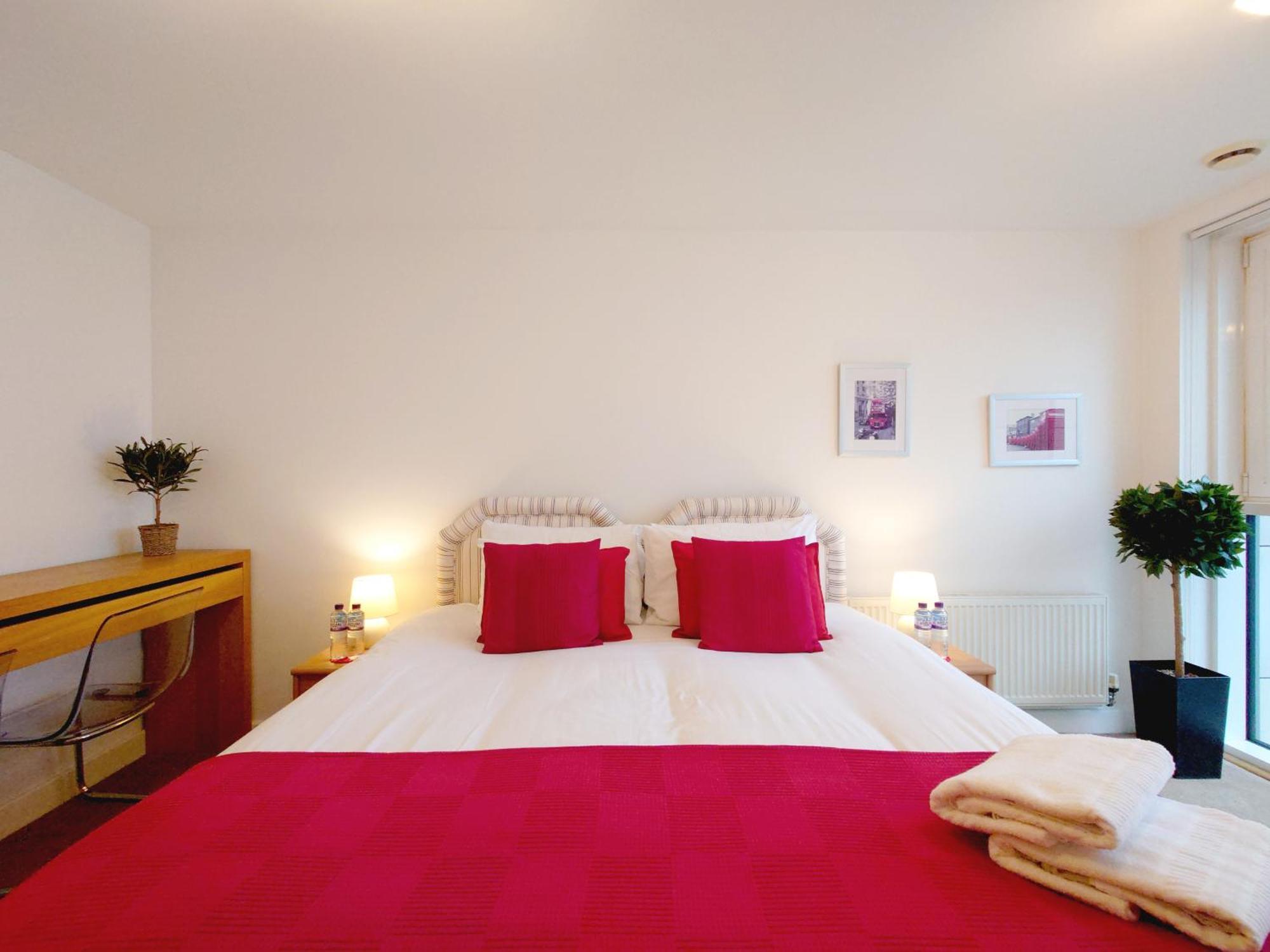 London Excel Stays - Three Bed Serviced Apartment Екстериор снимка